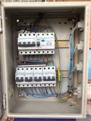 Provisional de obra y subcuadro eléctrico exterior