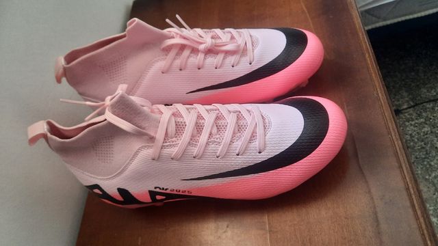 Botas de futbol Rosa y blanco. Dos talles, 38 y 39