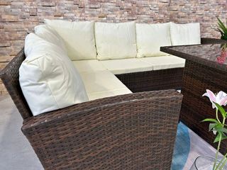 Sofa Rinconera + Mesa + 2 puffs de Ratan Muebles