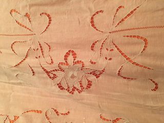 Copriletto ricamato lino bianco.