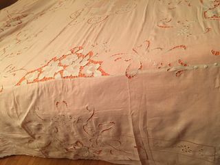 Copriletto ricamato lino bianco.