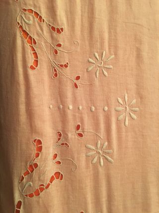 Copriletto ricamato lino bianco.