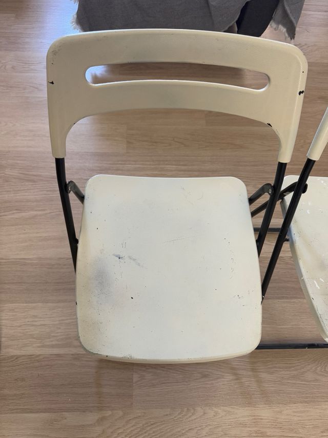 4 sillas plegables algo manchadas de pintura