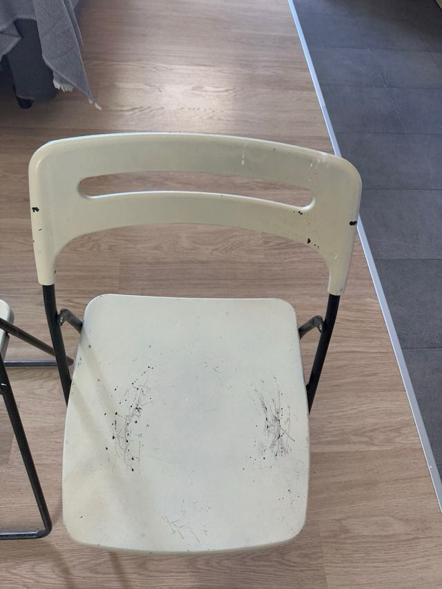 4 sillas plegables algo manchadas de pintura