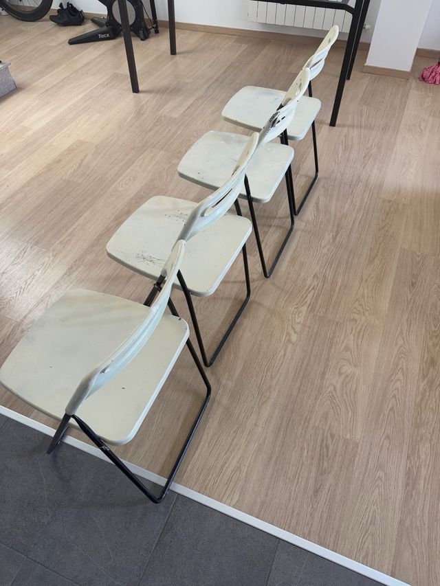 4 sillas plegables algo manchadas de pintura