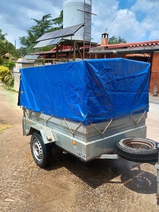 Remolque pequeño con lona azul