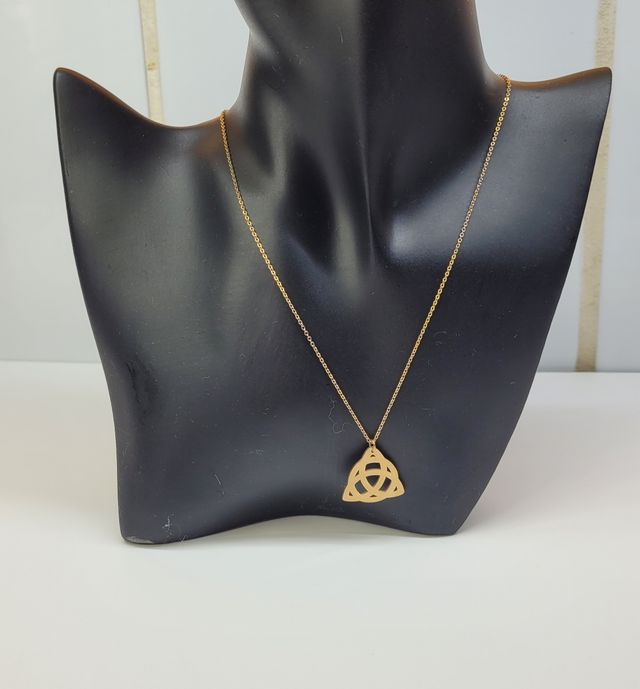 Collar dorado con colgante celta