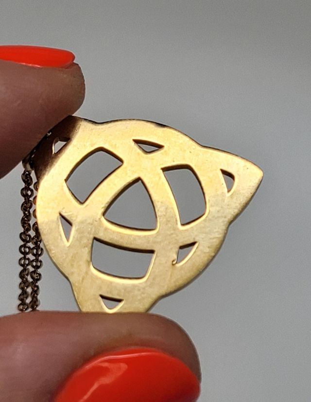 Collar dorado con colgante celta