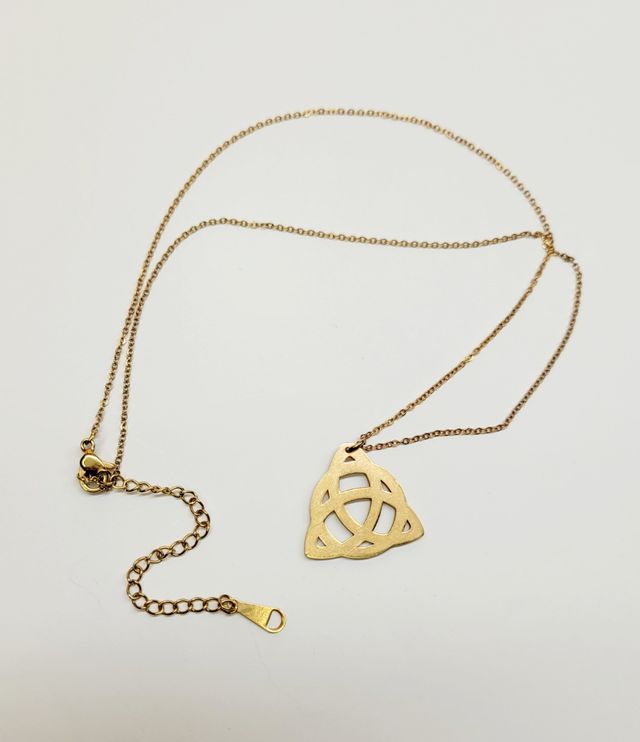 Collar dorado con colgante celta