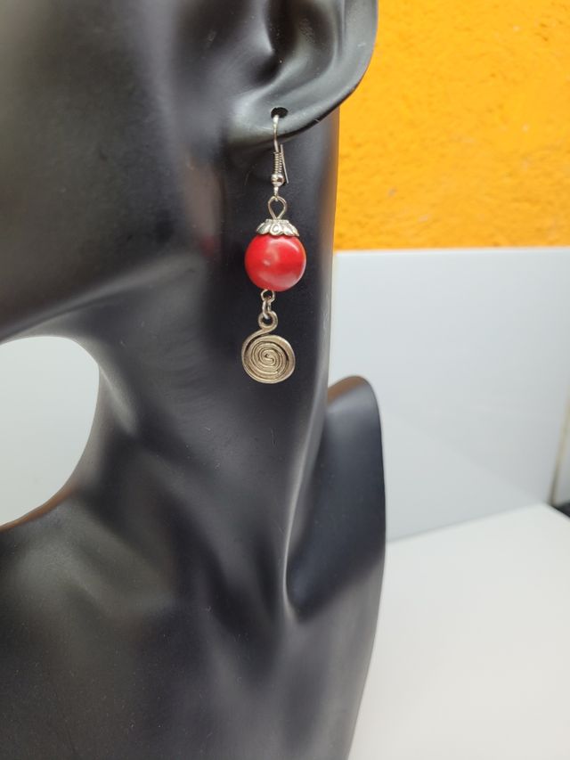 Pendientes rojos con espiral