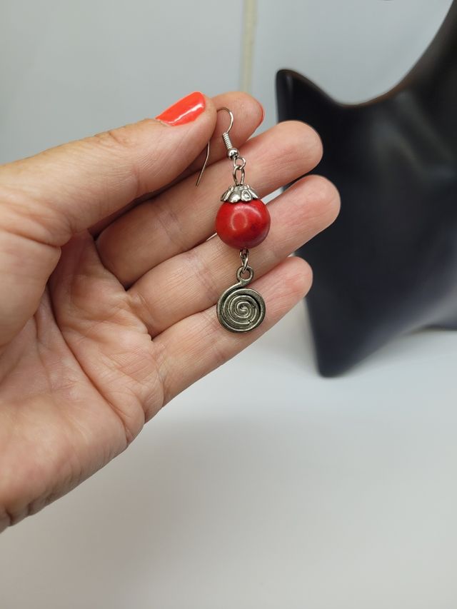Pendientes rojos con espiral
