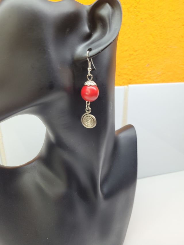 Pendientes rojos con espiral