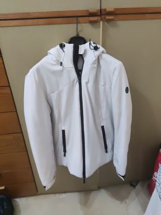 Cappotto bianco con cappuccio