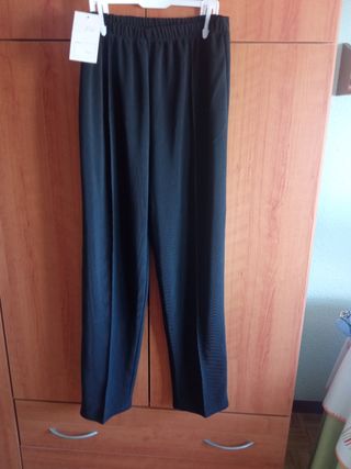 Pantalón negro nuevo con etiqueta