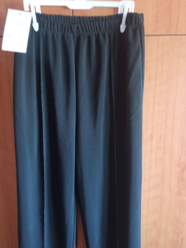 Pantalón negro nuevo con etiqueta