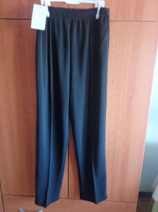 Pantalón negro nuevo con etiqueta