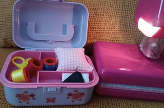Máquina de coser Barbie con luz