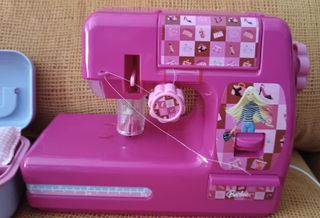 Máquina de coser Barbie con luz