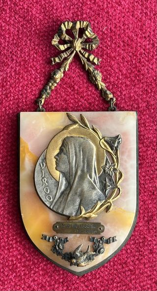 N.D. Lourdes. Plata y oro lavado sobre Mármol rosa