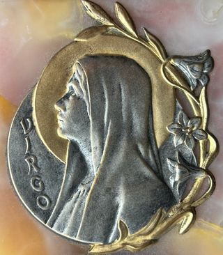 N.D. Lourdes. Plata y oro lavado sobre Mármol rosa