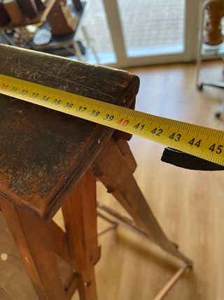 Escalera antigua alta biblioteca de madera. Pintor