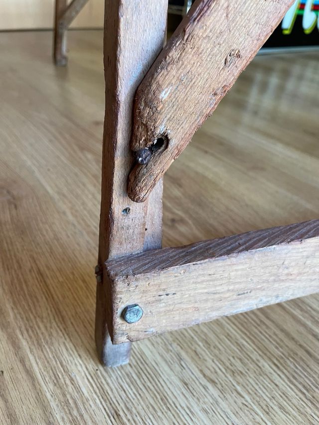 Escalera antigua alta biblioteca de madera. Pintor