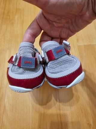 Sandalias Camper rojas y grises