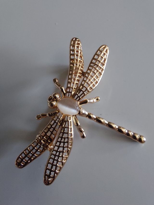 Broche libélula dorada joyas bisutería mujer