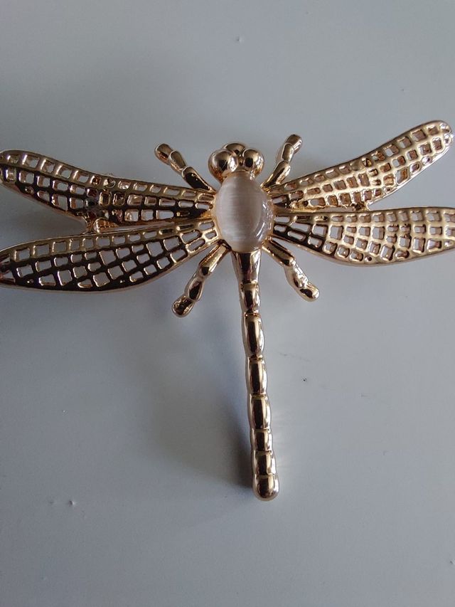 Broche libélula dorada joyas bisutería mujer