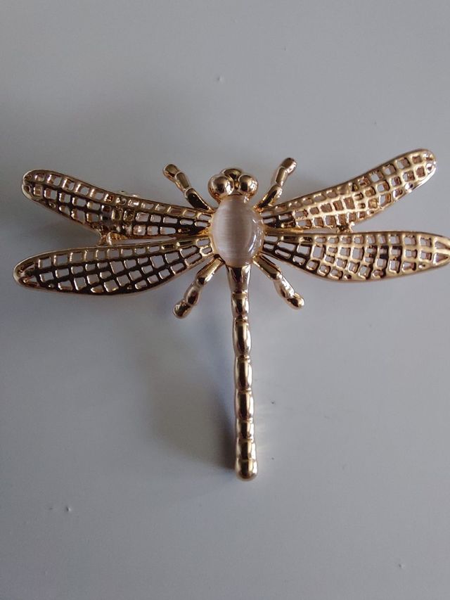 Broche libélula dorada joyas bisutería mujer