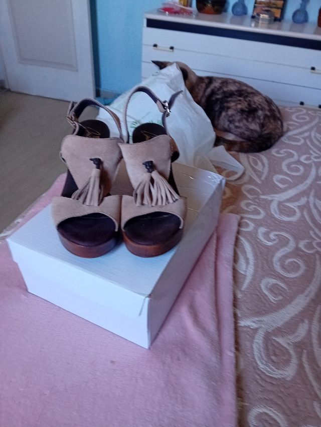 Sandalias cuña beige