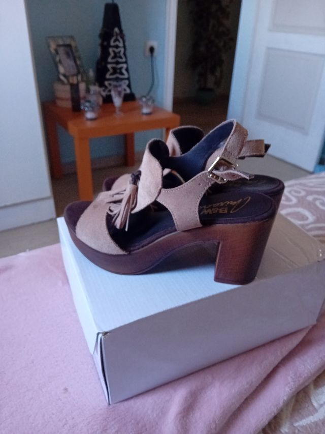 Sandalias cuña beige