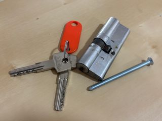 Cerradura + 2 llaves + tornillo 35/45