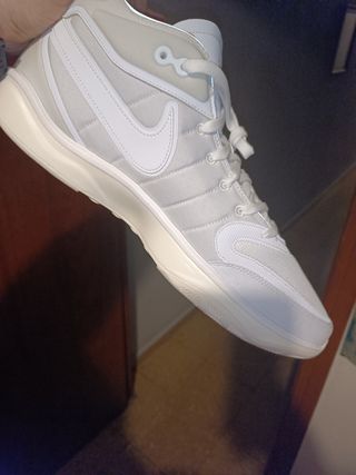 Zapatillas Nike Air Zoom Hustle 2 Blancas.