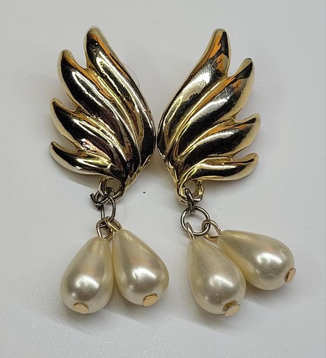 Pendientes dorados con perlas