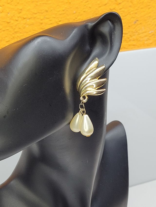 Pendientes dorados con perlas