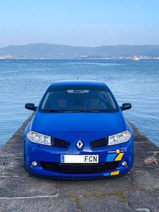 Renault Megane F1 TEAM R25 Numerado
