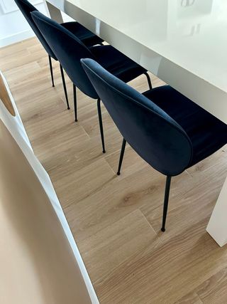 Silla comedor terciopelo azul marino. 