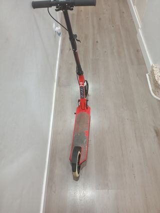Patinete rojo niño