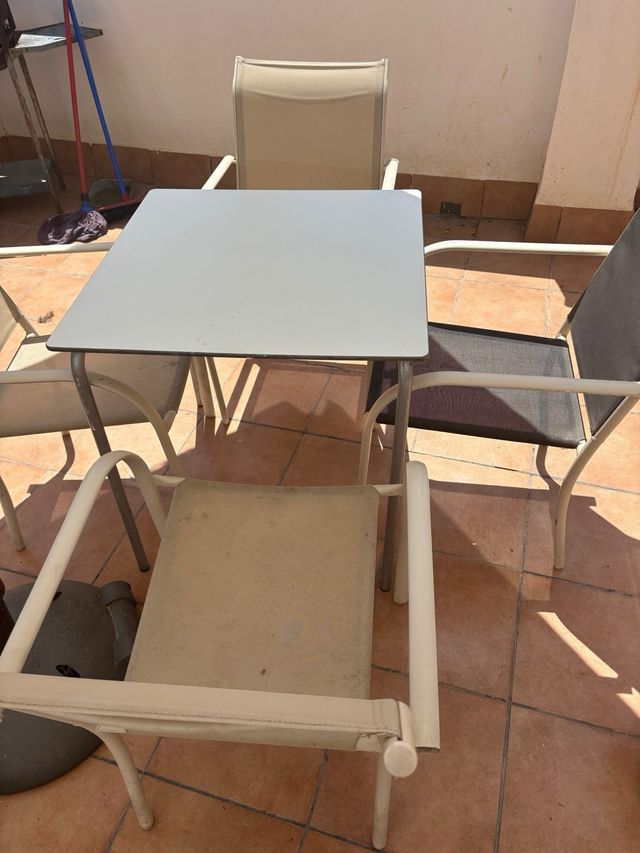 Mesa y 4 sillas jardín - Exterior