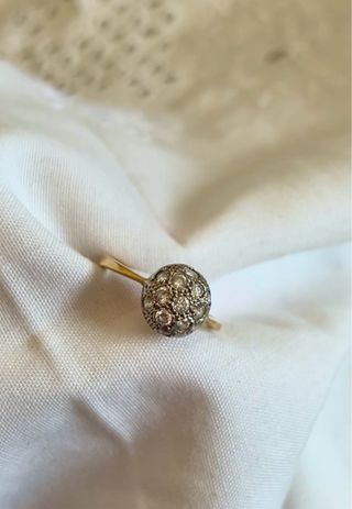 Anillo en dos oros 18k y circonitas. 