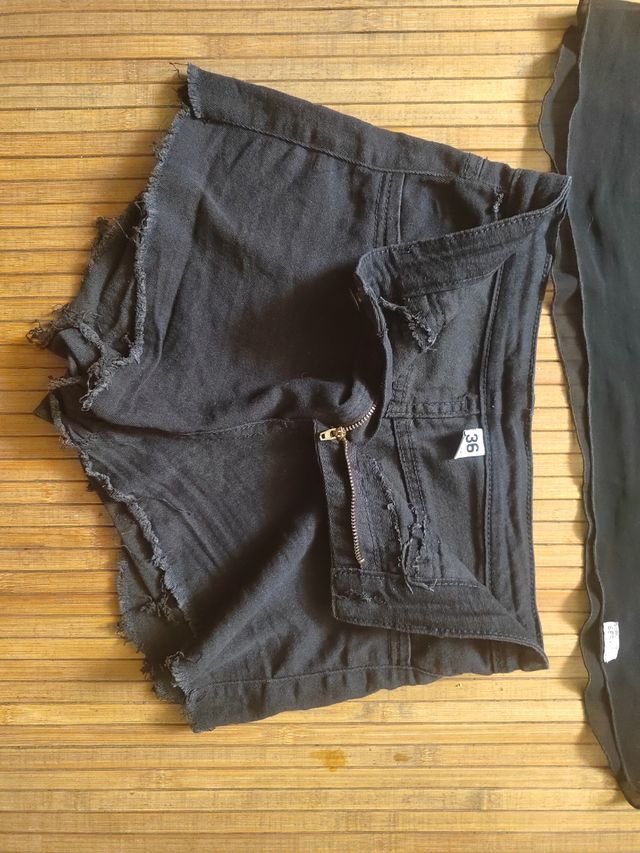 Conjunto negro: top+shorts