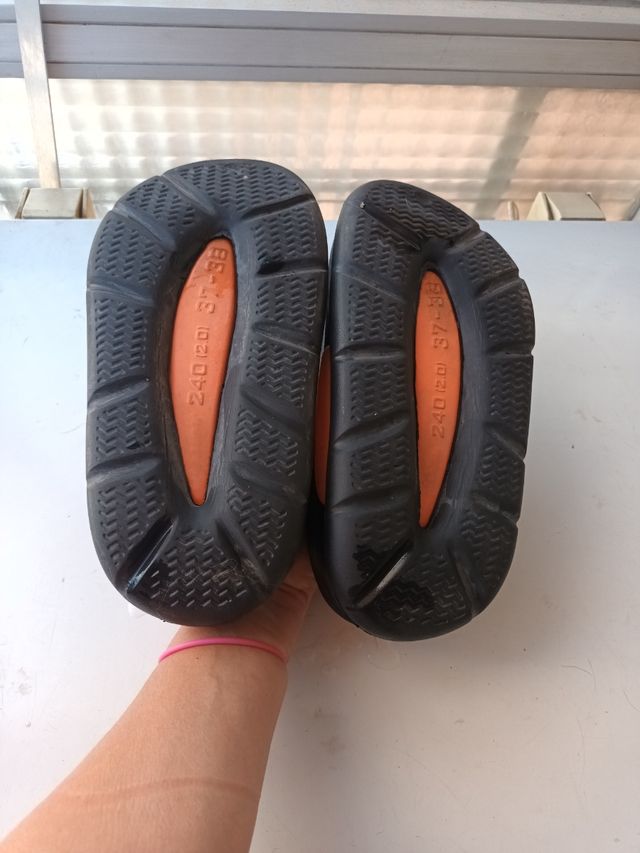 Zuecos kawaii negros y naranjas