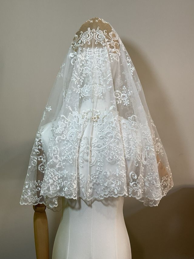 Mantilla Fallera Blanca y Negra