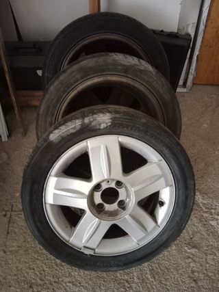 Dos ruedas de Renault Clio están bien....