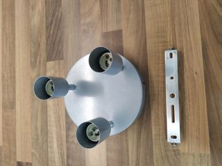 Lampara 3 luces gris metal..No incluye bombillas
