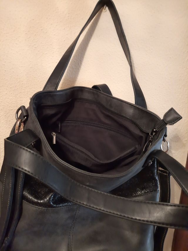 Bolso negro - Mano y hombro