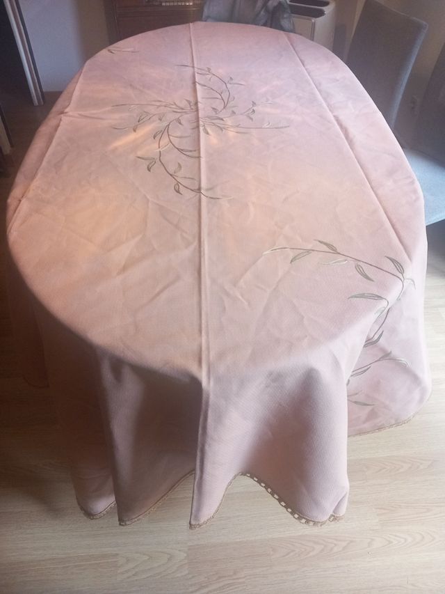 Mantel beige bordado a mano con puntilla marrón.