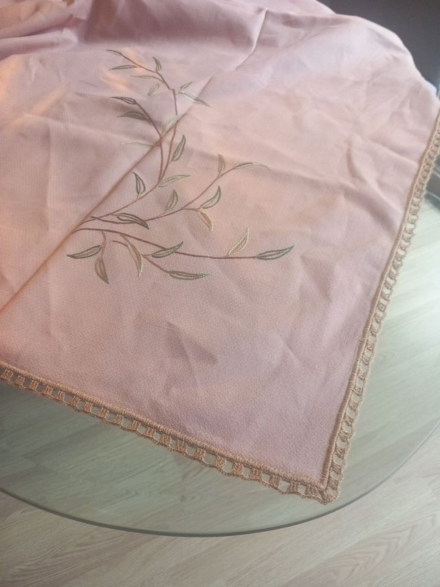 Mantel beige bordado a mano con puntilla marrón.