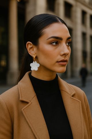 Pendientes flor nácar dorados